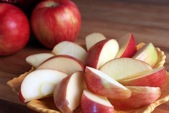apples on plate apples on plate